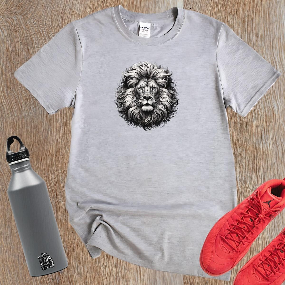 "Detail of a dynamic Lion T-Shirt featuring a powerful lion graphic, symbolizing strength and resilience for gym enthusiasts."