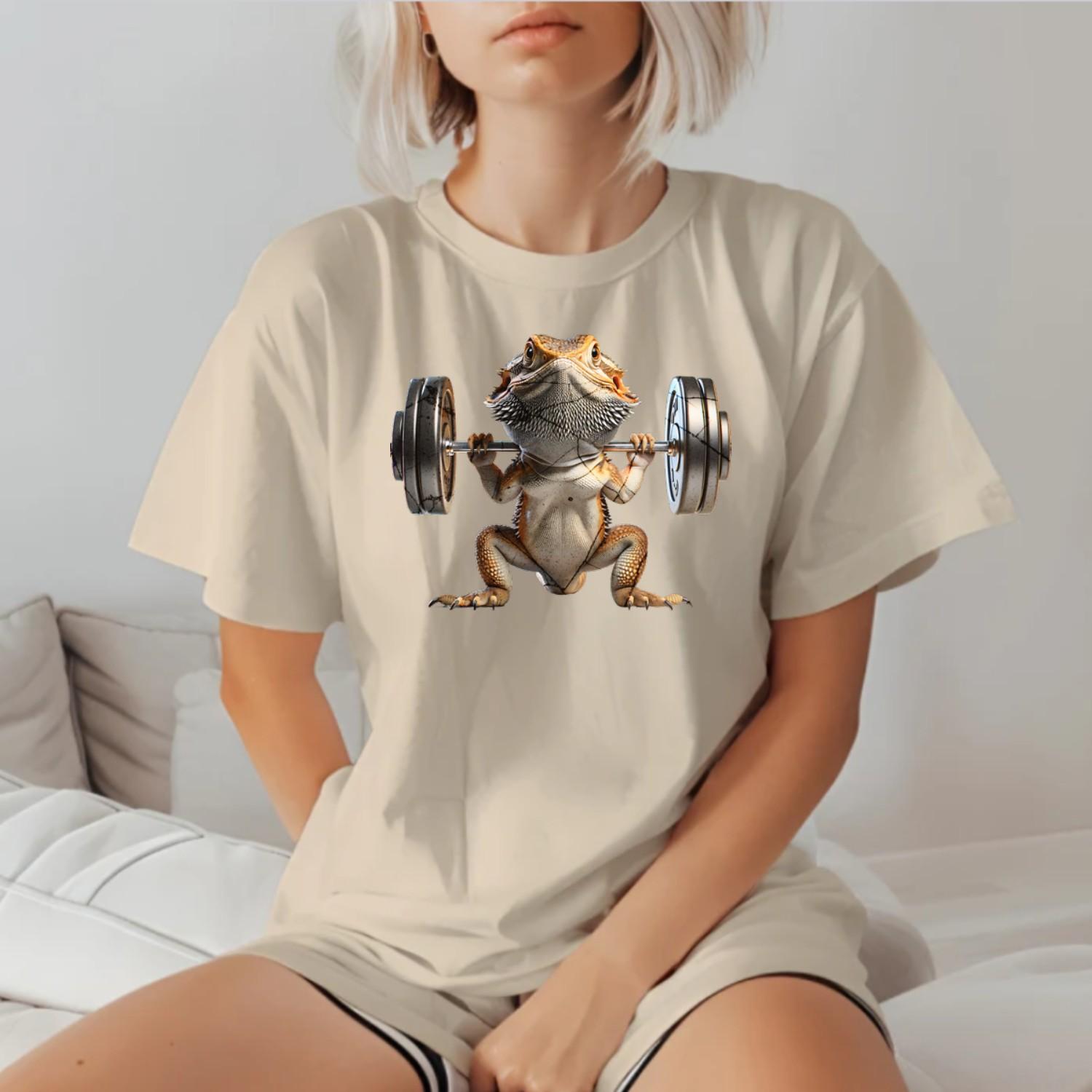"Gym t-shirt featuring a vibrant lizard lifting weights, showcasing strength and individuality, ideal for gym enthusiasts and reptile lovers."